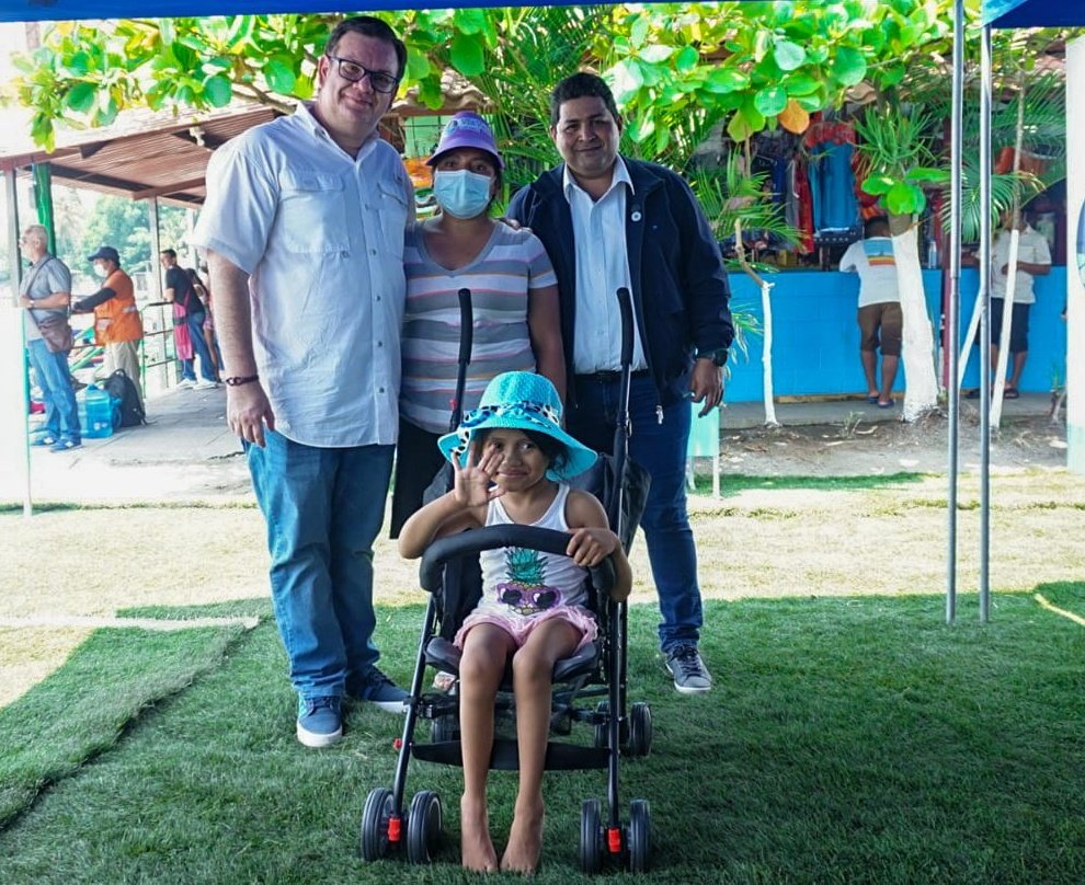 Niña de 9 años recibe una silla de ruedas para facilitar su movilidad nina-de-9-anos-recibe-una-silla-de-ruedas-para-facilitar-su-movilidad